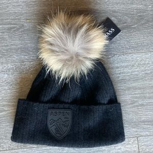 COPY - Aspen black cashmere with fur pom beanie